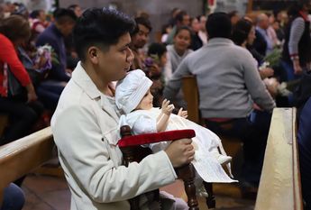 Personas van a misa del Día de la Candelaria para bendecir a su Niño Dios / Melanie Torres