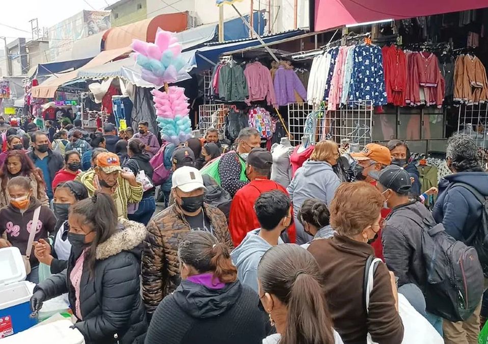 Compras navideñas y cierres viales crean caos en el Centro de Monterrey