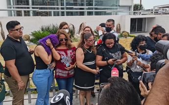 Familiares piden respeto a memorial afuera de Casino Royale / Alexandra Amao