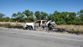 Camioneta calcinada en Los Ramones, Nuevo León. | Agustín Martínez