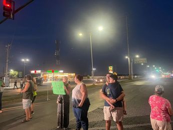 Habitantes de Juárez bloquearon la avenida Eloy Cavazos. / Montserrat Contreras