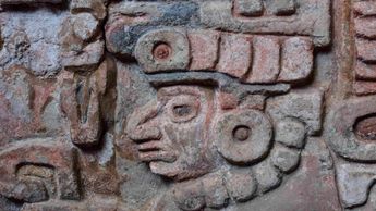 Las figuras de un hombre y de una mujer, quizás los guardianes del lugar, aparecen labradas en las jambas, en la tumba zapoteca | INAH