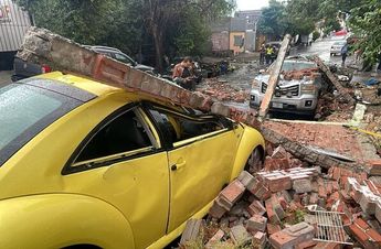 Una tormenta azotó el sur y centro de la ciudad la tarde de este jueves, donde se vieron afectados varios vehículos por las inundaciones.