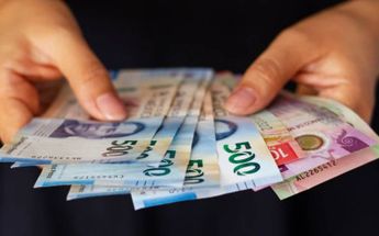 Por Ley, actualmente se da a los trabajadores un mínimo de 15 días de salario como aguinaldo. | Archivo