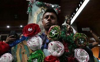Un peregrino con diferentes imágenes de la Virgen de Guadalupe / Claroscuro