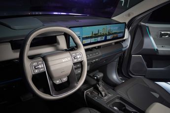 Las versiones a gasolina incorporan una pantalla central de 27 pulgadas y conectividad con Apple CarPlay y Android Auto. (Juan Carlos Fernández)