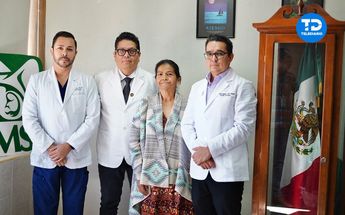 La señora Hilda con médicos del IMSS