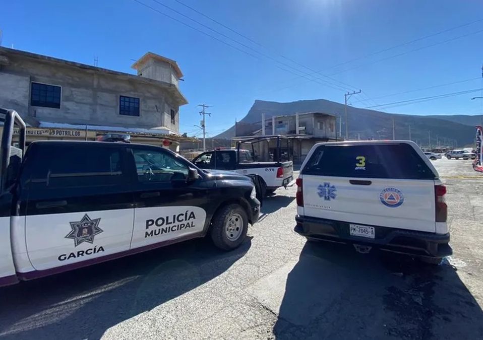 Encuentran a joven con un disparo en la espalda en García, NL