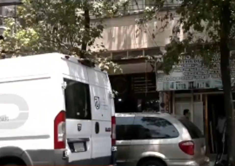 Elementos de emergencia retiraron el cuerpo de la mujer del departamento en Santa María La Ribera | Captura de pantalla Telediario Mediodía