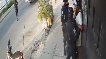 Policías de León son captados en video golpeando a un hombre en la calle
