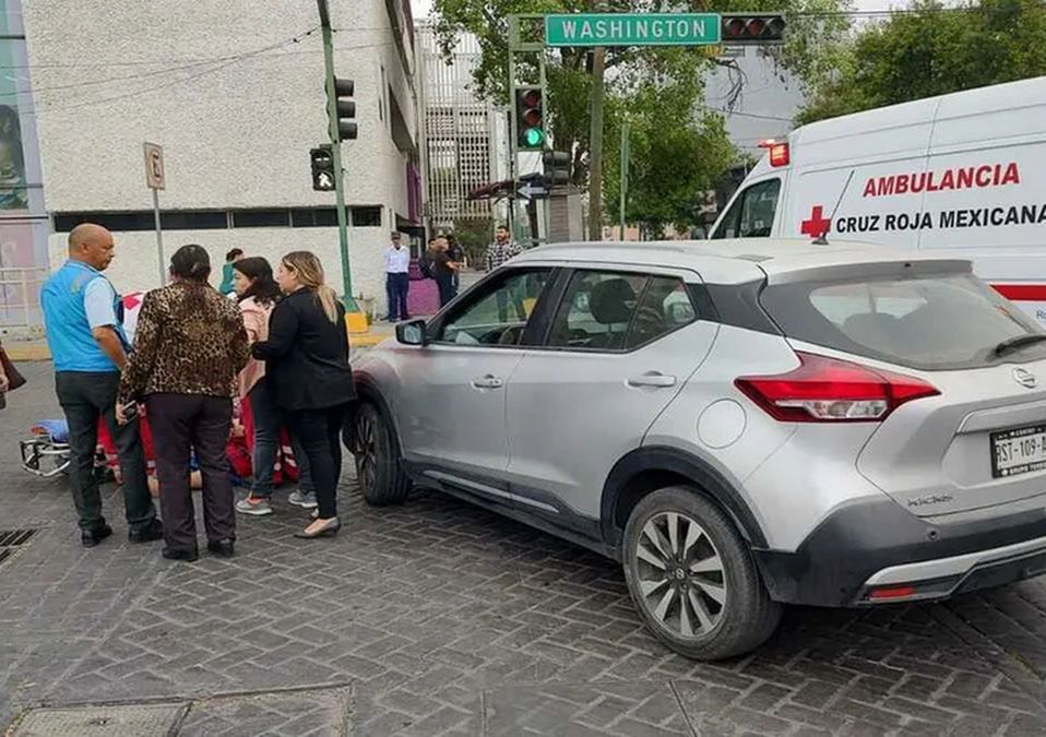Mujer resulta lesionada al ser atropellada en el Centro de Monterrey