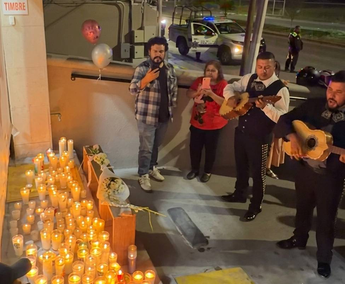 Ciudadanos encendieron veladoras y colocaron flores durante el homenaje a Rocky en Saltillo.