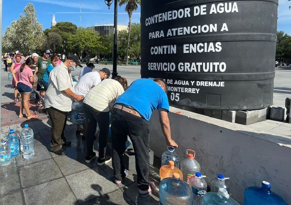 Guadalupe: vecinos toman agua de contenedor tras escasez