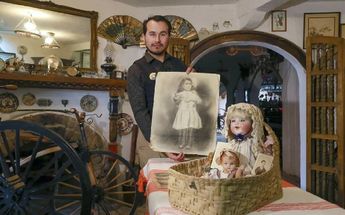 Domenikos Ruiz muestra una imagen de Emma y la muñeca que tiene su pelo y dientes reales / Andrés Lobato