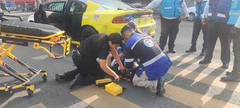 Paramédicos atendiendo al joven conductor de la motocicleta implicada. | Francisco Zúñiga Esquivel