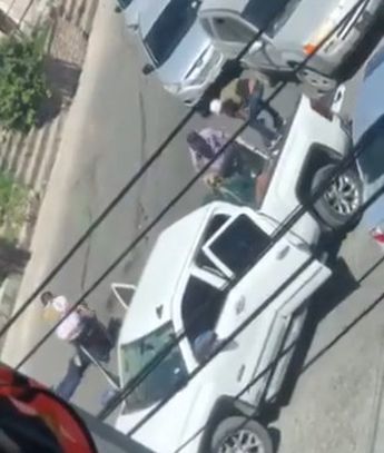 Los hombres comenzaron a arrastrar los cuerpos inconcientes de los estadounidenses.