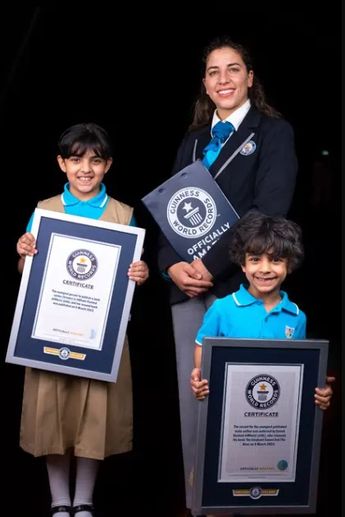 Los hermanos AlDhabi y Saeed ostentando galardones de Guinness World Records. | Cortesía