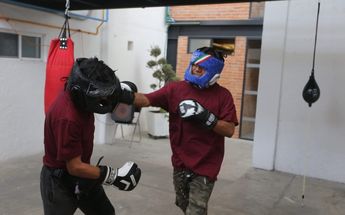 El profe entrena a un grupo de jóvenes que debutará en la clase masiva de box /Jorge Carballo