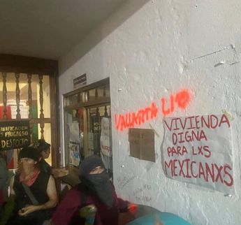 Pintas y carteles fueron colocados dentro de la presidencia municipal de Puerto Vallarta. | Fotografía: Ludwig Alonso Osorio vía Facebook.
