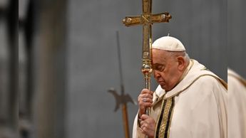 Papa Francisco cargando una cruz / Especial