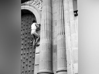 Federico Saiz escala la Catedral de Puebla / Archivo Puebla Antigua