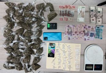 Dosis de droga, dinero en efectivo y una báscula digital decomisadas al detenido. | Cortesía