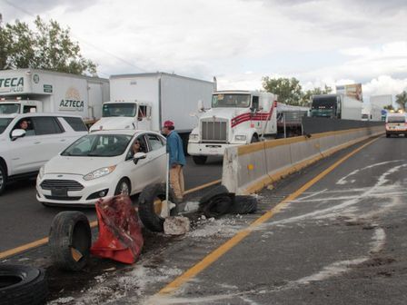 Bloqueo en la autopista México-Puebla a la altura de San Miguel Xoxtla | Es Imagen