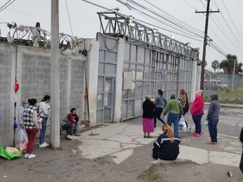 Familiares afuera de penal. | Agustín Martínez