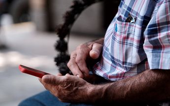 Hombre usando el teléfono celular / Gobierno de Jalisco
