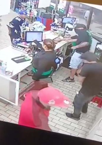 Los hombres detenidos vestidos con ropa obscura en medio de un asalto en Guadalupe. | Cortesía