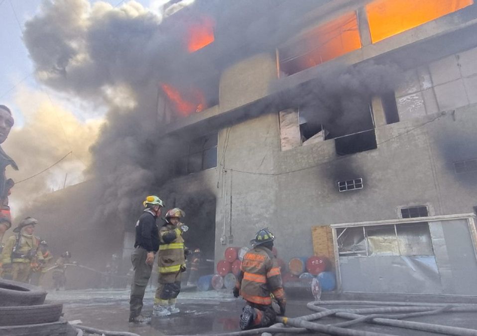 Debido al incendio de una fábrica en Ecatepec, fueron desalojadas alrededor de 500 personas. | Lauro Galicia