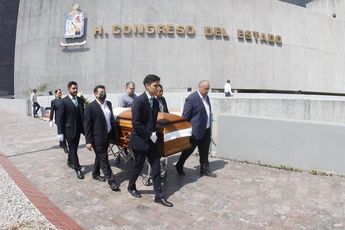 Féretro de Ricardo Flores antes de ingresar al Congreso local. | Jorge López