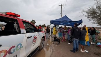 Tras el desborde nocturno en Poanas, ejidos aledaños entregan alimentos a damnificados mientras Conagua abre compuertas para liberar el agua.