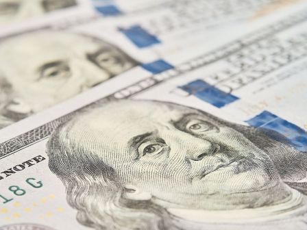El precio del dólar varía dependiendo factores comerciales y políticos. | Freepik