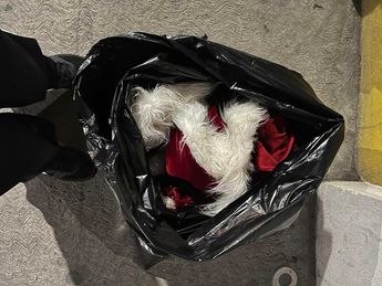 El traje dejado dentro de una bolsa negra a pocos metros de donde fue robado originalmente. | Cortesía