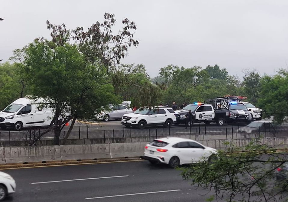 Abandonan cuerpo dentro de auto en bulevar Miguel de la Madrid en Guadalupe. | Francisco Zúñiga