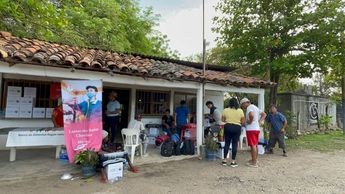 El empleador debe de solicitar un permiso para contratar de manera legal a una persona extranjera. | Especial