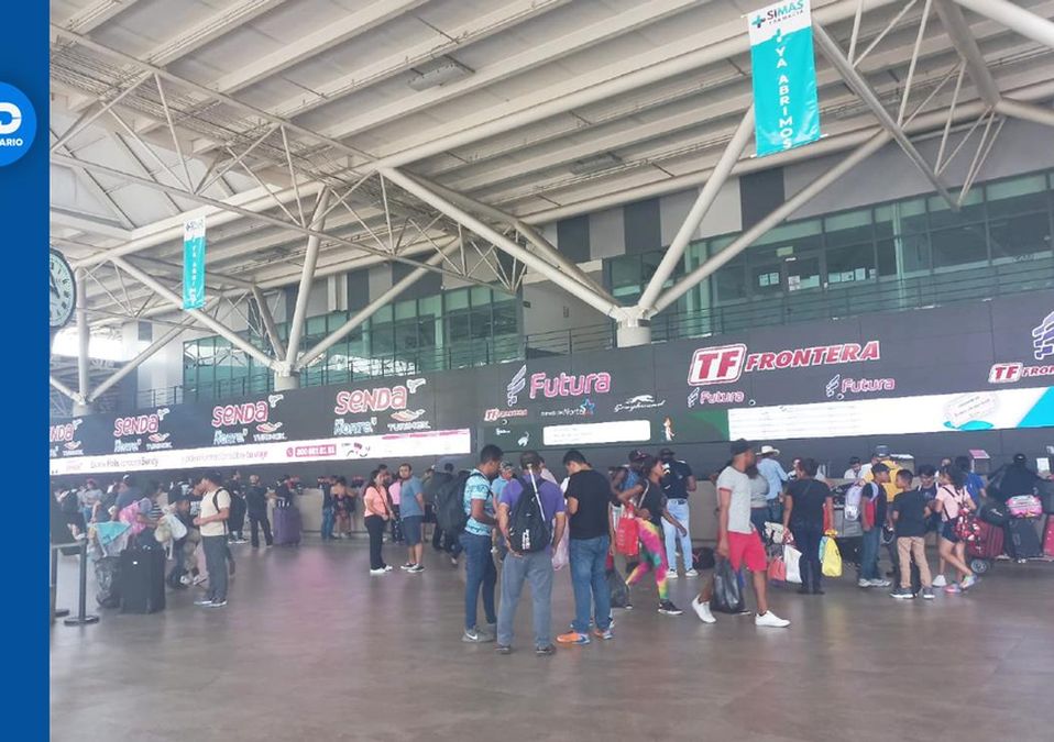 Incrementa afluencia en la Central de Autobuses de Monterrey previo al regreso a clases. | José Luis Marroquín