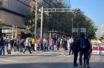 Los maestros bloquean carriles centrales y laterales del Paseo de la Reforma a la altura del antimonumento a los 43/ Ramón Ramírez