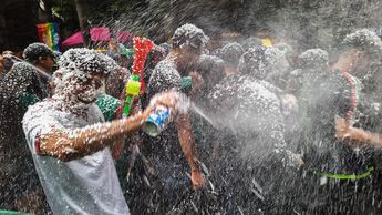 La caída de espuma de fiesta en los ojos puede generar complicaciones a largo corto y largo plazo. | Victoria Valtierra | Cuartoscuro