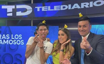 Reporteros de Telediario sorprenden con patito amarillo en cabeza | Especial