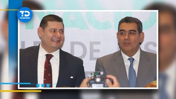 Alejandro Armenta y Sergio Salomón durante los diálogos en Puebla con motivo de la Reforma al Poder Judicial / Agencia Es Imagen