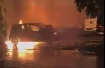 ¡Arriesgó su vida para salvarlo! Captan a hombre salvando a taxista de voraz incendio | VIDEO