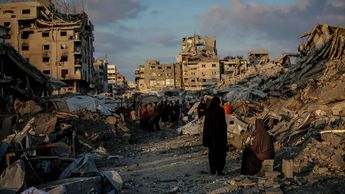 Habitantes caminan entre los restos de un barrio en la Franja de Gaza. | Agencia AP
