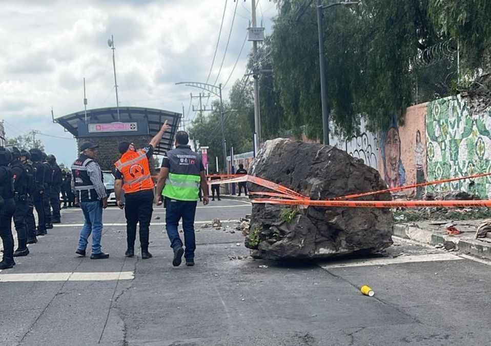 Autoridades capitalinas acordonaron la zona afectada y se realizó el cierre de vialidad y del paso peatonal | X: @SGIRPC_CDMX