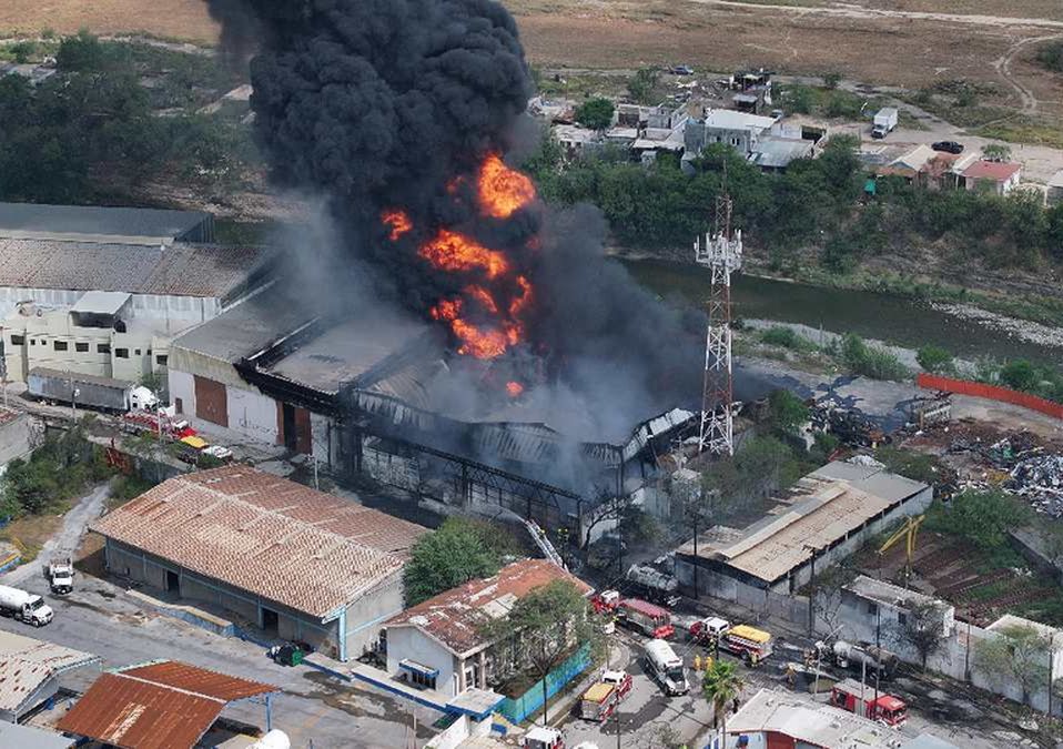 El incendio provocó el desalojo de trabajadores y vecinos de la zona. | Omar Benavides