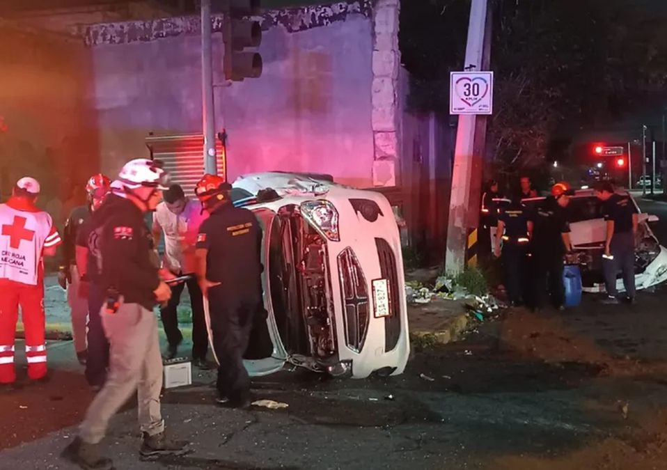 Choque de crucero termina en volcadura en el Centro de Monterrey