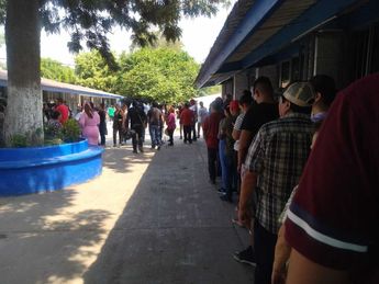 Fila en el municipio de El Salto para votar / Martha Calvillo