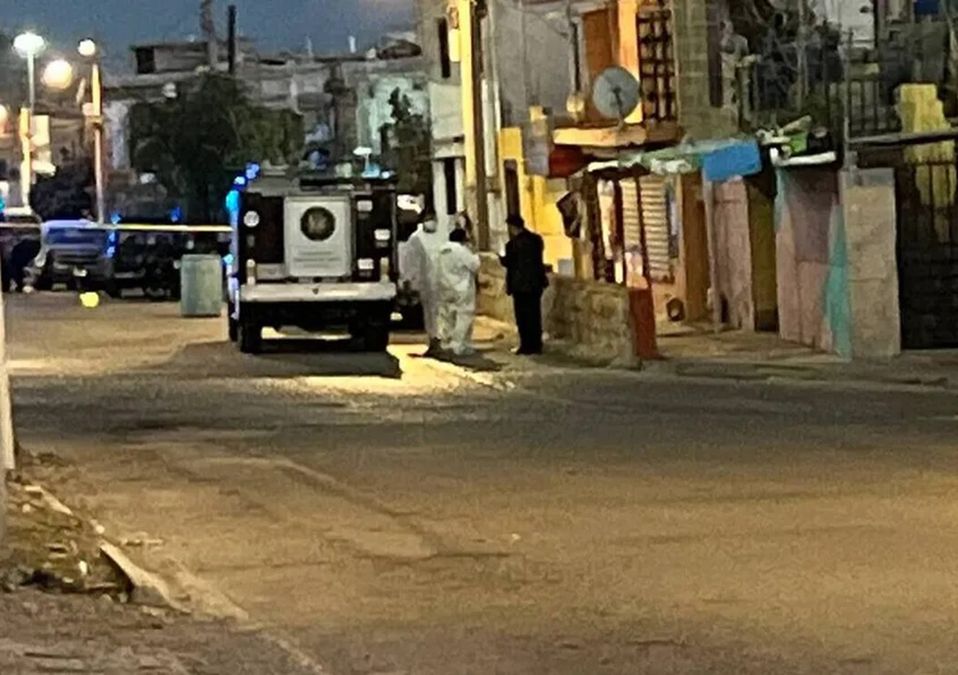 Asesinan a balazos a un hombre al interior de una casa en Santa Catarina