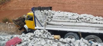 Un camión de tabiques se vio involucrado en el siniestro vial de la Cuacnopalan-Oaxaca / Redes Sociales